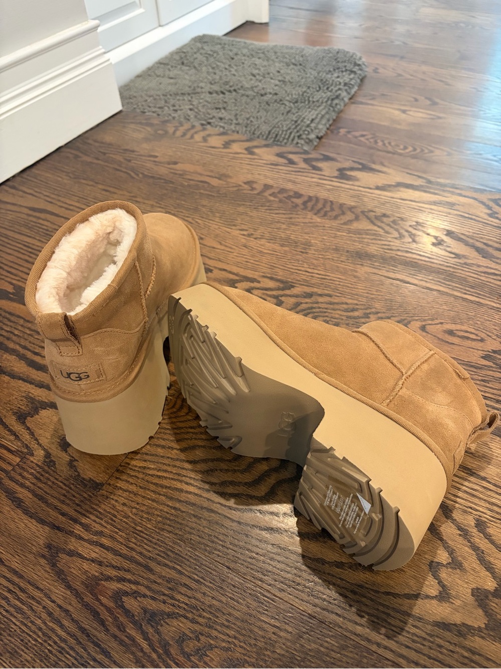 UGG Women’s Mini Heeled Boots - Chestnut Size 8 - NEVER WORN - Picture 2 of 6